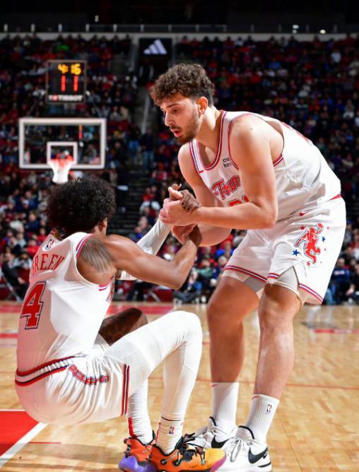 口袋超盘 1老带2新！火箭队3球员进行另类训练，提升平衡度+柔韧度很有必要