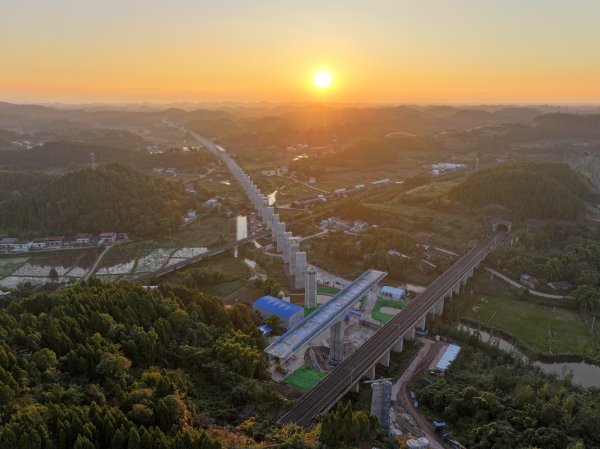 配资快线 8500吨梁体完成转体 成达万高铁成功上跨沪蓉铁路