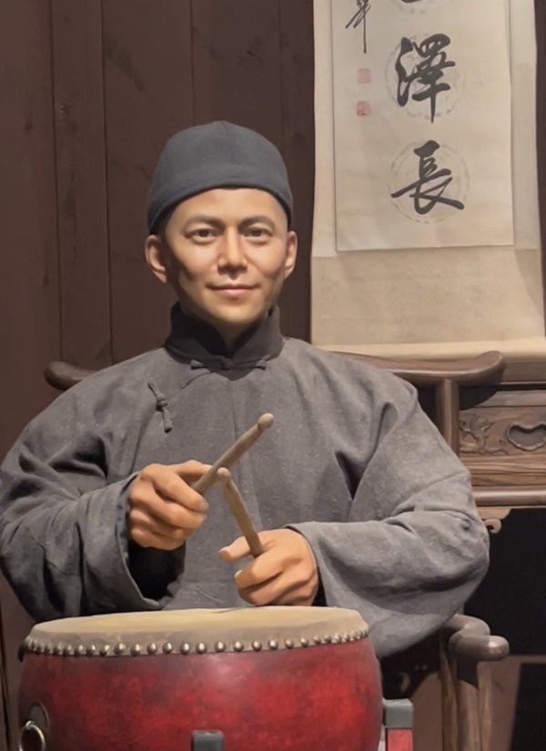 富余通 江海博物馆回应“蜡像撞脸何炅”：只是巧合，还曾上过何炅的节目